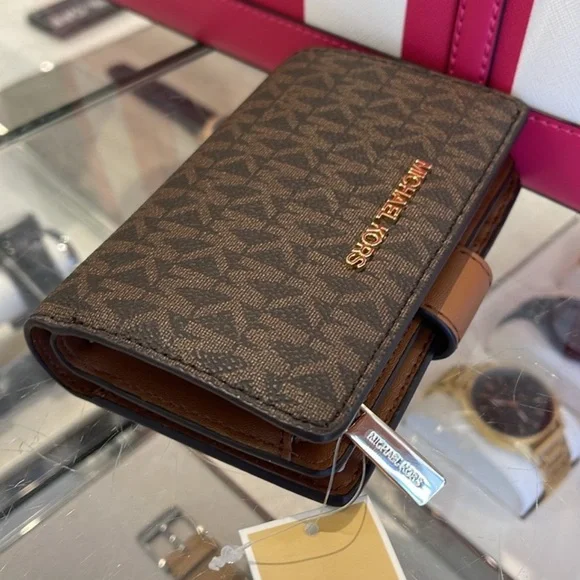 MICHAEL KORS
Jet Set Travel Md Bifold Zip Signature Logo Wallet 
Brown Sign
NWT - Picture 2 of 12